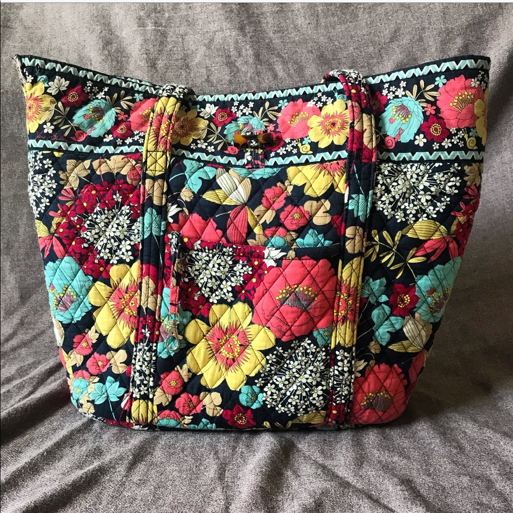 Large Vera Bradley tote in GUC. Lots of pockets!